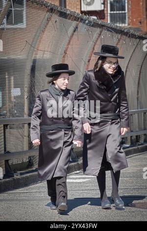 2 garçon juif hassidique traversent le pont supérieur du BQE dans leurs vêtements de vacances pendant la Pâque Chol Hamoed 2024. Banque D'Images