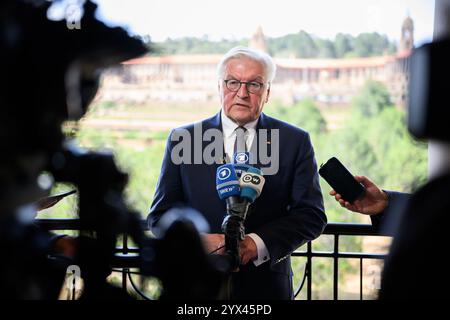 Johannesburg, Afrique du Sud. 13 décembre 2024. Le président fédéral Frank-Walter Steinmeier s'adresse aux représentants des médias après ses entretiens avec le président sud-africain. Le président fédéral Steinmeier visite le Nigeria, l'Afrique du Sud et le Lesotho lors de son voyage de quatre jours en Afrique. Crédit : Bernd von Jutrczenka/dpa/Alamy Live News Banque D'Images