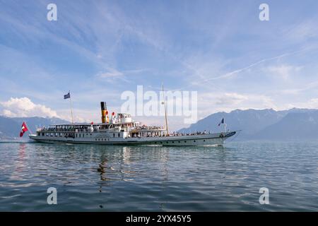 LAUSANNE, SUISSE - 12 SEPTEMBRE 2023 : bateau à vapeur de croisière rétro naviguant sur le lac de Genève avec la rive française en arrière-plan Banque D'Images