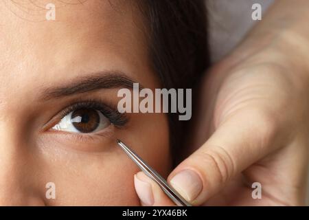 Femme subissant une procédure d'extension de cils, vue de dessus Banque D'Images