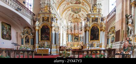 Autel de l'église abbatiale romane Saint-Maurice à Ebersmunster, construite en 1112 et reconstruite en 1717 Banque D'Images