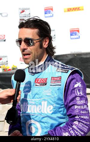 Milwaukee, Wisconsin États-Unis - 15 juin 2012 : IndyCar Indyfest course Milwaukee Mile, course. Tête et épaules de Dario Franchitti. 10 Dario Franchitti Cotto Banque D'Images