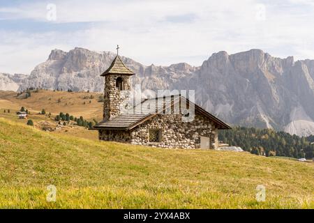 Ancienne église en pierre avec clocher près de la montagne Seceda dans les Dolomites, Italie. Banque D'Images