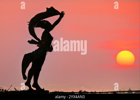 Sculpture Spirit of South Shields par Irene Brown au coucher du soleil avec un grand soleil Banque D'Images