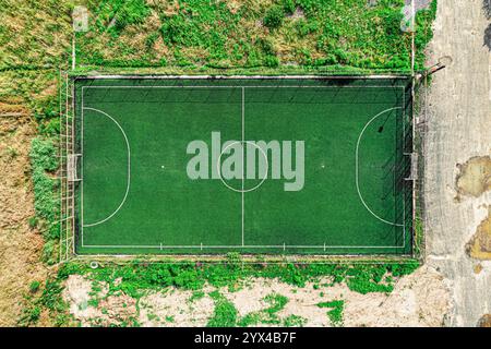 Terrain artificiel de football amateur. Banque D'Images