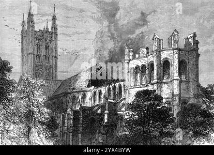 L'incendie de la cathédrale de Canterbury, 1872. Fire '...caused par le renversement d'un pot de charbon de bois brûlant utilisé par les plombiers employés pour souder la couverture de plomb de la toiture. Le plomb fondu coulait à travers les boiseries ci-dessous, et le toit de cette partie était bientôt en feu... le souffleur d'orgue avait la présence d'esprit pour aller à la tour et sonner la grande cloche... de la fumée et des flammes ont été rapidement vues sortir en volumes de cette partie de l'extrémité est du toit... le tuyau appartenant aux pompiers de Phoenix et Kent et à la City Volunteer Fire Brigade était d'une longueur suffisante pour être fixé au HY Banque D'Images