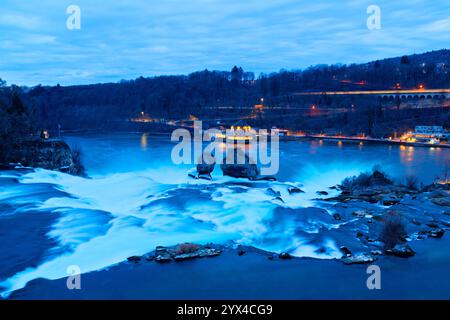 Vue panoramique sur les chutes du Rhin dans les Alpes suisses, Suisse Banque D'Images