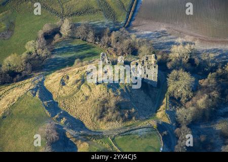 Les vestiges du château de Clun, une motte et un château de Bailey, Clun, Shropshire, 2024. Banque D'Images