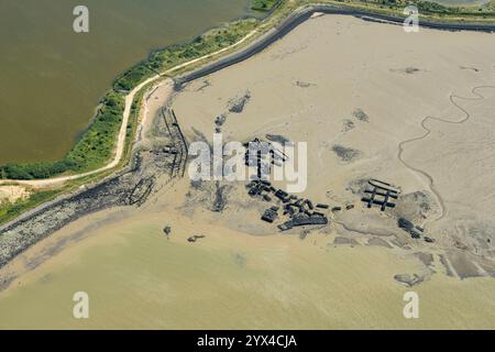 Les restes de ce que l'on croit être un fort antiaérien Maunsell démantelé de la seconde Guerre mondiale et l'épave du cargo danois Hans Egede à Higham Creek, Medway, en 2024. Banque D'Images