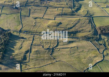 Les restes de terrassement de l'âge du fer, des systèmes et des établissements romano-britanniques et médiévaux de champs, Outgang Hill, North Yorkshire, 2024. Banque D'Images