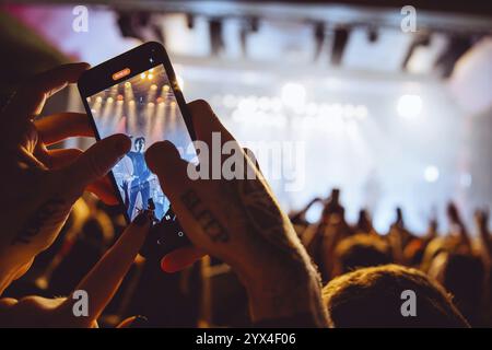 Un concertgoer filme le groupe Palaye Royale avec son téléphone portable en direct sur Death or Glory eu / UK Tour 2024 à l'Astra Kulturhaus de Berlin sur 09.12.2024 Banque D'Images