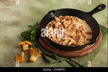 Champignons chanterelles frits, dans une sauce à la crème, dans une poêle en fonte, maison, pas de gens Banque D'Images