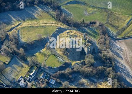 Les vestiges du château de Clun, une motte et un château de Bailey, Clun, Shropshire, 2024. Banque D'Images