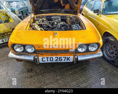Vue avant d'une voiture de sport jaune classique reliant Scimitar 1972 avec capot vers le haut montrant le compartiment moteur Banque D'Images