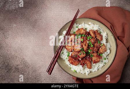 Poulet teriyaki frit avec riz, oignon vert et sésame, fait maison, pas de gens Banque D'Images