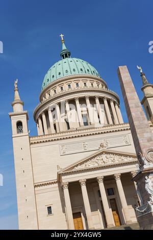 Vue oblique d'une cathédrale avec un dôme vert sous un ciel dégagé, équipé Nikolai Church, Alter Markt, Potsdam, Brandenburg, Allemagne, Europe Banque D'Images