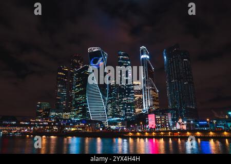 Moscou, Russie. 4 décembre 2024. Les gratte-ciels du Moscow International Business Center, également connu sous le nom de Moscow City, brillent la nuit Banque D'Images