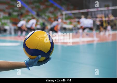 LUBIN, POLOGNE - 04 OCTOBRE 2021: Volley-ball masculin PlusLiga polonais Match Cuprum Lubin VS Skra Belchatow 1:3. Volley-ball avec terrain de jeu dans le Banque D'Images