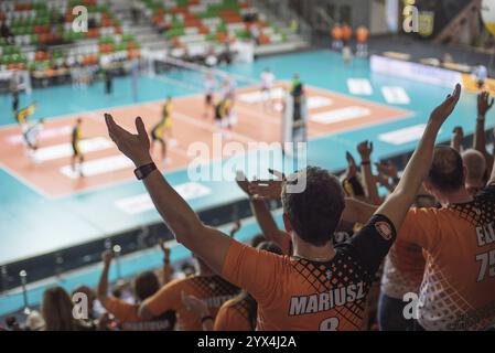 LUBIN, POLOGNE - 04 OCTOBRE 2021 : match PlusLiga Polleyball masculin Cuprum Lubin VS Skra Belchatow 1:3. SUPPORTERS CHEERING. Banque D'Images