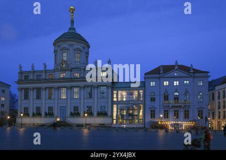 Old Town Hall, Potsdam Museum Forum for Art and History, Alter Markt le soir, Potsdam, Brandebourg, Allemagne, Europe Banque D'Images
