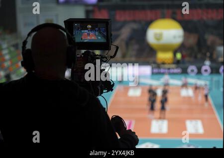 LUBIN, POLOGNE - 16 JANVIER 2023 : Volleyball Polonais PlusLiga Match Cuprum Lubin vs Projekt Warszawa 0-3. Caméra TV professionnelle. Banque D'Images