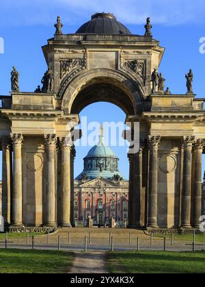 Colonnades avec porte de Triomphe, Nouveau Palais, UNESCO World Heritage Park Sanssouci, Potsdam, Brandebourg, Allemagne, Europe Banque D'Images