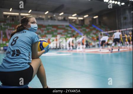 LUBIN, POLOGNE - 04 OCTOBRE 2021 : Volleyball Polonais PlusLiga Match Cuprum Lubin VS Skra Belchatow 1:3. Fille passant des balles et des joueurs dans le bac Banque D'Images