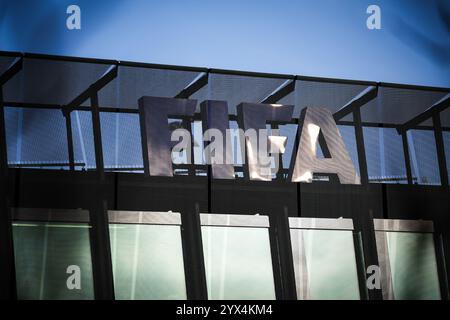 13 décembre 2024, Suisse, Zürich : soccer : Europe qualificative pour la Coupe du monde, logo de la FIFA sur la façade du siège de la FIFA avant la cérémonie de tirage au sort des qualifications pour la Coupe du monde de la FIFA 2026. Photo : Christian Charisius/dpa crédit : dpa Picture alliance/Alamy Live News Banque D'Images