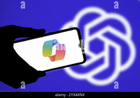 ChatGPT et CoPilot de Microsoft sont vus sur smartphone . ChatGPT vs Microsoft CoPilot. Banque D'Images