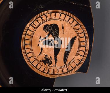 Grenier Black-figure Siana Cup fragment, environ 550 av. J.-C. Informations supplémentaires : partie d'une tasse Siana à deux étages, conservant un peu plus de la moitié du bol, la poignée B/A, et une partie du pied évasé bas. Le bol est profond, avec une lèvre décalée. La majeure partie de la tige est restaurée. Intérieur. Guerrier enfilant des cretons. Autour du tondo, deux lignes, une bande de languettes avec des séparateurs de lignes en relief, et deux autres lignes. Le reste de l'intérieur du bol&#x2019;s est noir, à l'exception d'une ligne réservée à l'intérieur de la lèvre. Le bord supérieur de la lèvre est noir. Extérieur : scène de bataille, avec un char (seuls les chevaux prés Banque D'Images