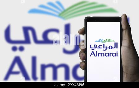 Smartphone avec le logo de la société laitière saoudienne Almarai Company sur l'écran. Banque D'Images