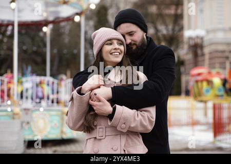 Jeune couple hugging Banque D'Images