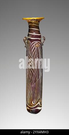 Alabastron, IVe-Ier siècle av. J.-C. Flacon de parfum marron avec motif plume. Informations supplémentaires : alabastron en verre violet (manganèse) formé à noyau décoré d'un motif de plumes peignées verticalement en blanc. Un fil de spirales blanches autour du cou jusqu'au bord de la bouche et autour de celle-ci. Deux poignées de défilement, une de chaque côté, sont fixées à la partie supérieure du corps. Banque D'Images