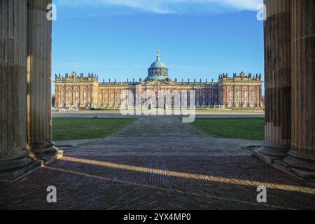 Colonnades avec porte de Triomphe, Nouveau Palais, UNESCO World Heritage Park Sanssouci, Potsdam, Brandebourg, Allemagne, Europe Banque D'Images