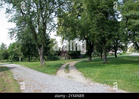 Ferme en bois parmi les arbres Banque D'Images