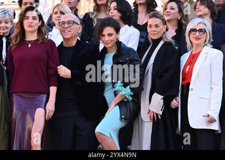 Rome, Italie. 12 décembre 2024. De gauche au premier rang, Luisa Ranieri, le réalisateur Ferzan Özpetek, Jasmine Trinca, Milena Mancini et Lunetta Savino assistent à un appel photo pour « Diamanti » sur les marches espagnoles à Rome. (Photo de Domenico Cippitelli/SOPA images/SIPA USA) crédit : SIPA USA/Alamy Live News Banque D'Images