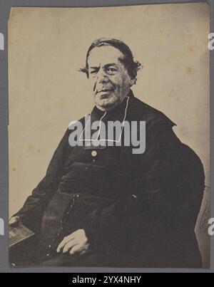 ABB&#xe9 ; de Noailles, négatif 1856 ; imprimé 1857-1860. Portrait du Père Pierre-bienvenu Noailles vêtu de vêtements cléricaux et assis avec une Bible dans une main. Banque D'Images