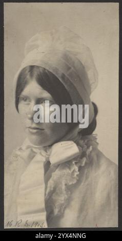 Portrait de femme en bonnet, 1908. Portrait d'une femme aux cheveux foncés, portant un mince bonnet. Le bonnet est attaché avec un large ruban blanc sous son menton. Banque D'Images