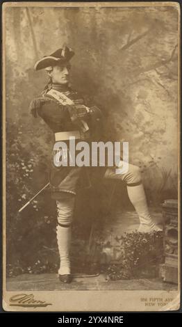 John Drew, Jr. : Capitaine Plume de "The Recruiting Officer", 1885. Portrait en pied de l'acteur John Drew, Jr. vêtu d'un costume de soldat du XVIIIe siècle. Il a les bras croisés et repose une jambe sur un accessoire. Banque D'Images