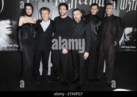 CA. 12 décembre 2024. Robert Eggers, Nicholas Hoult, Aaron Taylor-Johnson, Bill Skarsgård, Willem Dafoe, Emma Corrin aux arrivées pour NOSFERATU Premiere, TCL Chinese Theatre, Los Angeles, CA, 12 décembre, 2024. crédit : Elizabeth Goodenough/Everett Collection/Alamy Live News Banque D'Images