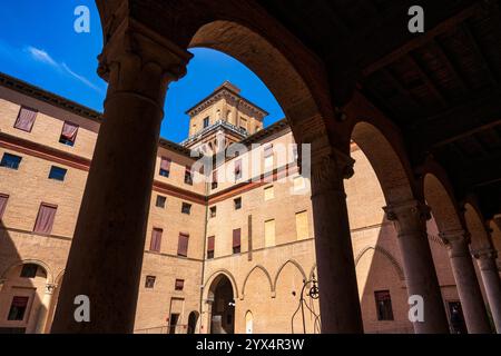 Vue sur la cour principale de Loggia dans le château d'Estense dans le centre historique de Ferrare dans la région d'Emilie-Romagne du nord de l'Italie Banque D'Images