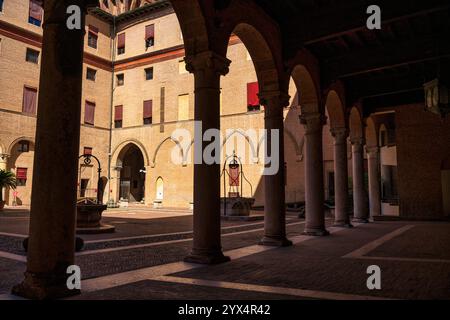 Vue sur la cour principale de Loggia dans le château d'Estense dans le centre historique de Ferrare dans la région d'Emilie-Romagne du nord de l'Italie Banque D'Images