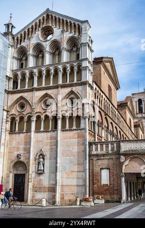 Façade de la cathédrale de Ferrare en cours de restauration sur la Piazza della Cattedrale dans le centre-ville de Ferrare dans la région Emilie-Romagne du nord de l'Italie Banque D'Images