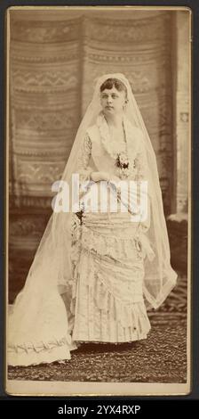 Portrait d'une mariée, vers 1880-1890. Informations supplémentaires : Portrait d'une mariée portant un voile de longueur de plancher. Elle tient un ventilateur dans une main à sa taille. La jupe de sa robe a des niveaux avec un motif floral ou feuille et l'ourlet est plissé. Banque D'Images