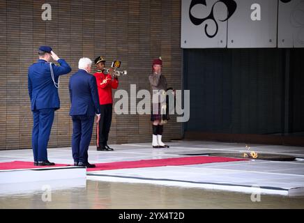 Johannesburg, Afrique du Sud. 13 décembre 2024. Le président fédéral Frank-Walter Steinmeier visite le Freedom Park et dépose une couronne sur la flamme de la liberté. Le président fédéral Steinmeier visite le Nigeria, l'Afrique du Sud et le Lesotho lors de son voyage de quatre jours en Afrique. Crédit : Bernd von Jutrczenka/dpa/Alamy Live News Banque D'Images