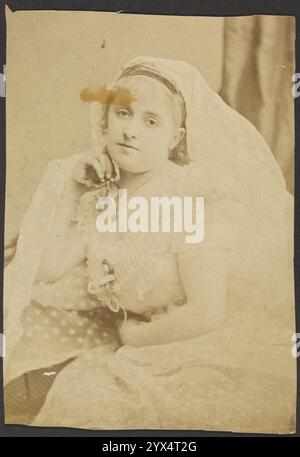 Kate Santley, fin du XIXe siècle. Informations supplémentaires : Portrait d'une femme avec sa main à son menton portant un voile. Banque D'Images
