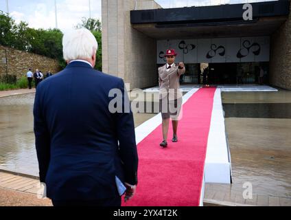 Johannesburg, Afrique du Sud. 13 décembre 2024. Le président fédéral Frank-Walter Steinmeier visite le Freedom Park et dépose une couronne sur la flamme de la liberté. Le président fédéral Steinmeier visite le Nigeria, l'Afrique du Sud et le Lesotho lors de son voyage de quatre jours en Afrique. Crédit : Bernd von Jutrczenka/dpa/Alamy Live News Banque D'Images