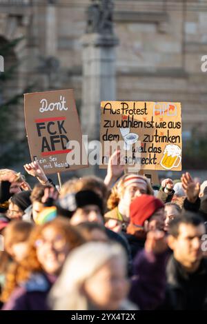 Freiburg Im Breisgau, Allemagne. 13 décembre 2024. Des manifestants brandissent des pancartes lors d'un rassemblement anti-droite sur la synagogue Platz der Alten. Crédit : Silas Stein/dpa/Alamy Live News Banque D'Images