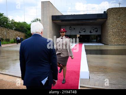 Johannesburg, Afrique du Sud. 13 décembre 2024. Le président fédéral Frank-Walter Steinmeier visite le Freedom Park et dépose une couronne sur la flamme de la liberté. Le président fédéral Steinmeier visite le Nigeria, l'Afrique du Sud et le Lesotho lors de son voyage de quatre jours en Afrique. Crédit : Bernd von Jutrczenka/dpa/Alamy Live News Banque D'Images