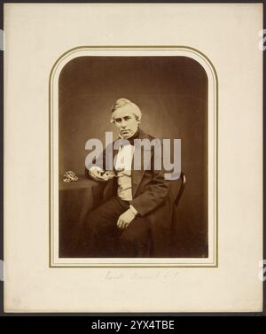 Lovell Reeve, F.L.S., 1854-1865. Informations complémentaires : Portrait de Lovell Augustus Reeve, assis, tenant une coquille de mer avec un autre sur la table où repose son bras. Banque D'Images